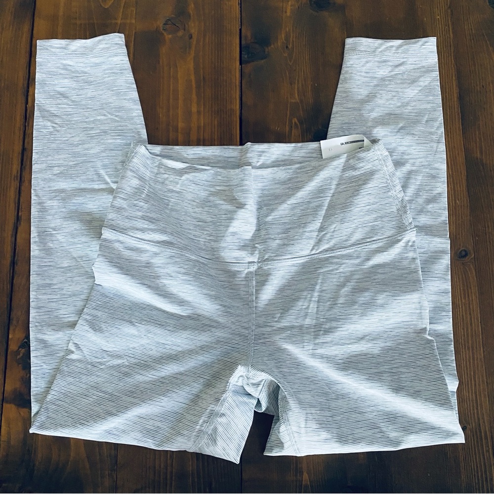 Lululemon Like New light gray striped cropped leggings